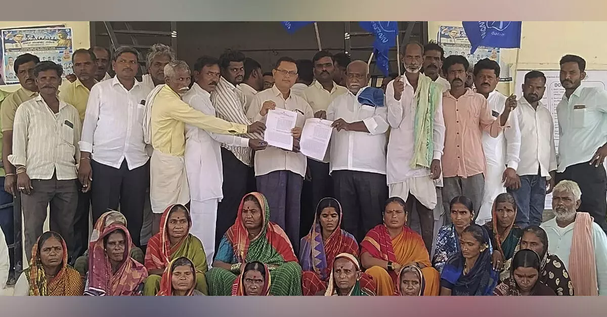 ಸುರಪುರ | ಸರ್ಕಾರಿ ಜಮೀನು ಒತ್ತುವರಿ ತೆರವಿಗೆ ಆಗ್ರಹಿಸಿ ದೇವಿಕೇರಾ ಗ್ರಾಮಸ್ಥರ ಪ್ರತಿಭಟನೆ ಸುರಪುರ | ಸರ್ಕಾರಿ ಜಮೀನು ಒತ್ತುವರಿ ತೆರವಿಗೆ ಆಗ್ರಹಿಸಿ ದೇವಿಕೇರಾ ಗ್ರಾಮಸ್ಥರ ಪ್ರತಿಭಟನೆ