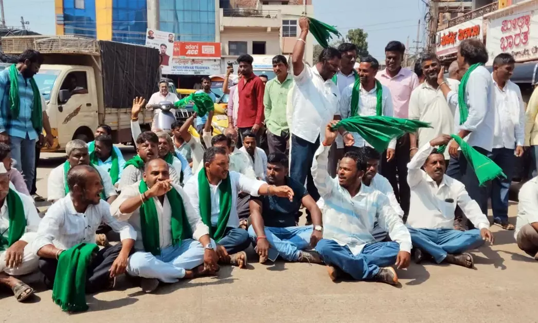 ಹುಬ್ಬಳ್ಳಿ | ಕಬ್ಬಿಗೆ ಬೆಂಬೆಲ ಬೆಲೆ ಬೇಡಿಕೆ: ರೈತರ ಪ್ರತಿಭಟನೆ; ಅಂಗಡಿ, ಮಳಿಗೆ ಮುಚ್ಚಿಸಿ ಆಕ್ರೋಶ