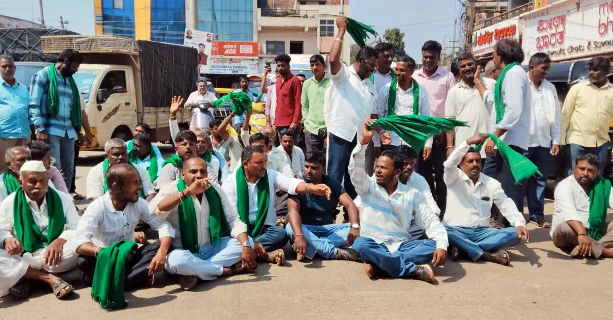 ಹುಬ್ಬಳ್ಳಿ | ಕಬ್ಬಿಗೆ ಬೆಂಬೆಲ ಬೆಲೆ ಬೇಡಿಕೆ: ರೈತರ ಪ್ರತಿಭಟನೆ; ಅಂಗಡಿ, ಮಳಿಗೆ ಮುಚ್ಚಿಸಿ ಆಕ್ರೋಶ ಹುಬ್ಬಳ್ಳಿ | ಕಬ್ಬಿಗೆ ಬೆಂಬೆಲ ಬೆಲೆ ಬೇಡಿಕೆ: ರೈತರ ಪ್ರತಿಭಟನೆ; ಅಂಗಡಿ, ಮಳಿಗೆ ಮುಚ್ಚಿಸಿ ಆಕ್ರೋಶ