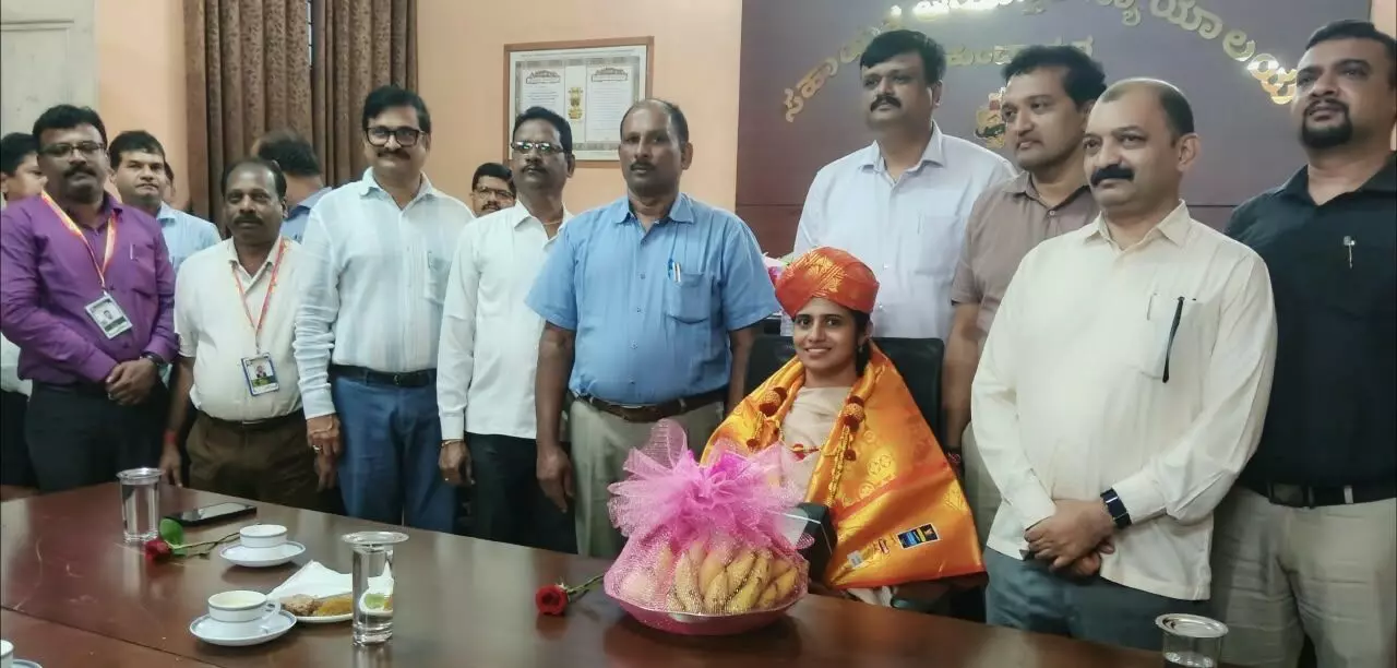 ವರ್ಗಾವಣೆಗೊಂಡ ಎಸಿ ರಶ್ಮಿ ಅವರಿಗೆ ಬೀಳ್ಕೊಡುಗೆ ವರ್ಗಾವಣೆಗೊಂಡ ಎಸಿ ರಶ್ಮಿ ಅವರಿಗೆ ಬೀಳ್ಕೊಡುಗೆ