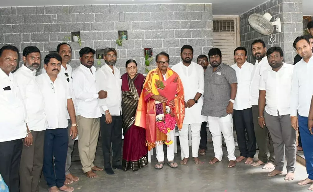 ಕಲಬುರಗಿ| ವಿಧಾನ ಪರಿಷತ್ ಸದಸ್ಯ ಶಶಿಲ್ ನಮೋಶಿಗೆ ಬಿಜೆಪಿ ಪಾಲಿಕೆ ಸದಸ್ಯರಿಂದ ಸನ್ಮಾನ ಕಲಬುರಗಿ| ವಿಧಾನ ಪರಿಷತ್ ಸದಸ್ಯ ಶಶಿಲ್ ನಮೋಶಿಗೆ ಬಿಜೆಪಿ ಪಾಲಿಕೆ ಸದಸ್ಯರಿಂದ ಸನ್ಮಾನ
