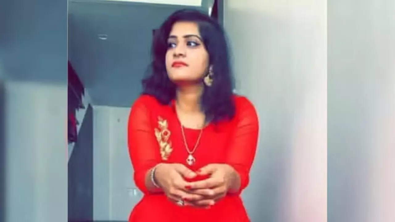 Pune | ಹೆತ್ತವರಿಗೂ ತಿಳಿಸದೆ ಲಂಡನ್ ನಿಂದ ಮರಳಿದ್ದ ಯುವತಿ ಫ್ಲ್ಯಾಟ್ ನಲ್ಲಿ ಶವವಾಗಿ ಪತ್ತೆ Pune | ಹೆತ್ತವರಿಗೂ ತಿಳಿಸದೆ ಲಂಡನ್ ನಿಂದ ಮರಳಿದ್ದ ಯುವತಿ ಫ್ಲ್ಯಾಟ್ ನಲ್ಲಿ ಶವವಾಗಿ ಪತ್ತೆ