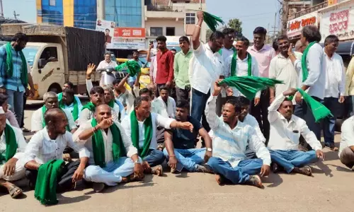 ಹುಬ್ಬಳ್ಳಿ | ಕಬ್ಬಿಗೆ ಬೆಂಬೆಲ ಬೆಲೆ ಬೇಡಿಕೆ: ರೈತರ ಪ್ರತಿಭಟನೆ; ಅಂಗಡಿ, ಮಳಿಗೆ ಮುಚ್ಚಿಸಿ ಆಕ್ರೋಶ