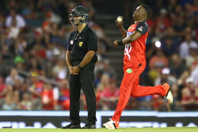 ಬಿಗ್‌ಬಾಶ್ ಟೂರ್ನಿ: ಹೆಲ್ಮೆಟ್ ಧರಿಸಿದ ಅಂಪೈರ್