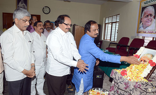 ರಾಜಕಾರಣಿಗಳಲ್ಲಿ ಕುಸಿಯುತ್ತಿರುವ ನೈತಿಕ ವೌಲ್ಯ: ರಮೇಶ್