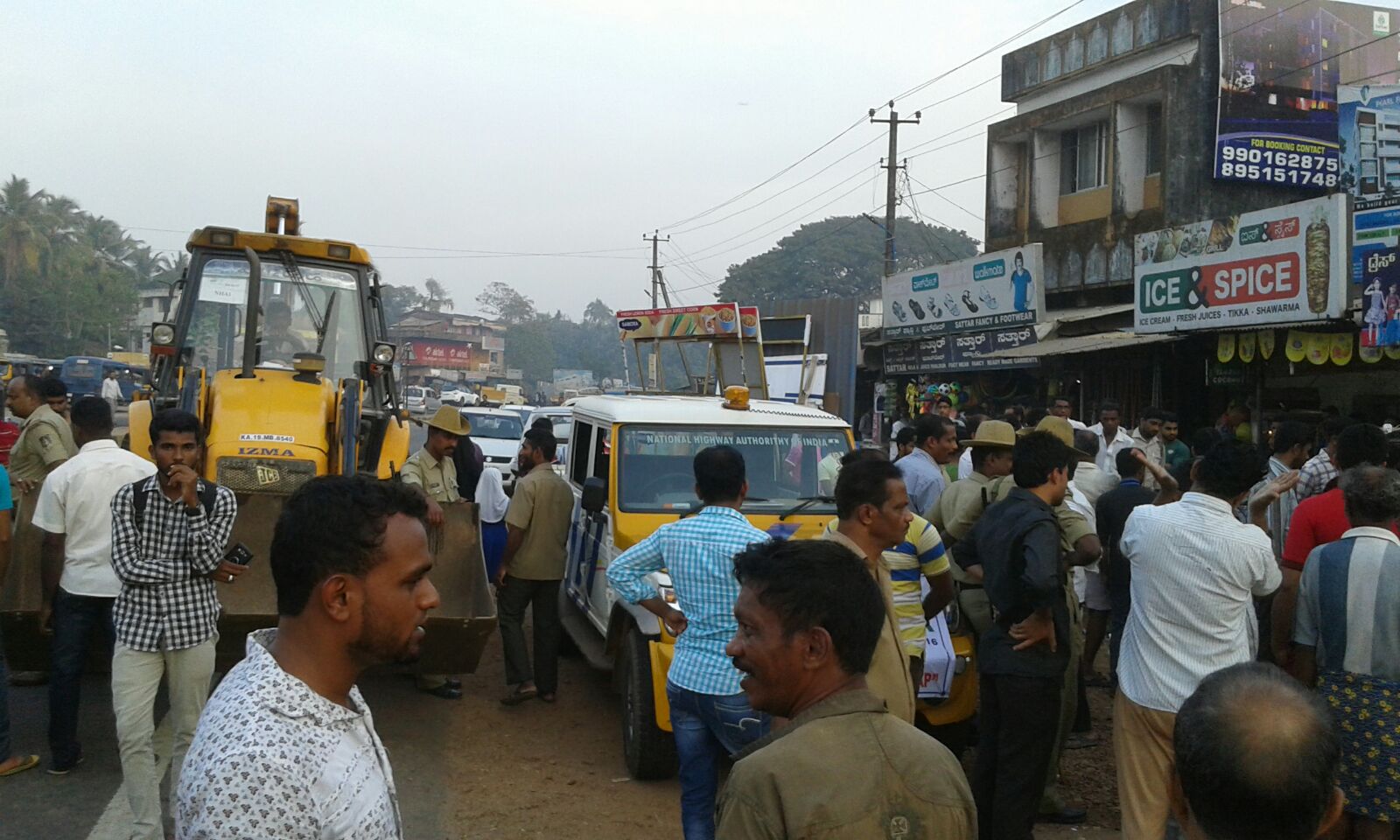 ಫರಂಗಿಪೇಟೆ:  ರಾಷ್ಟ್ರೀಯ ಹೆದ್ದಾರಿಯ ಪಕ್ಕದಲ್ಲಿದ್ದ ಬೀದಿ ಬದಿ ಅಂಗಡಿಗಳ ತೆರವು.