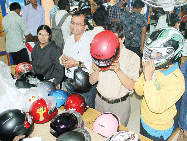ಹಿಂಬದಿ ಸವಾರರಿಗೂ ಹೆಲ್ಮೆಟ್ ಕಡ್ಡಾಯ: ನೀರಸ ಪ್ರತಿಕ್ರಿಯೆ