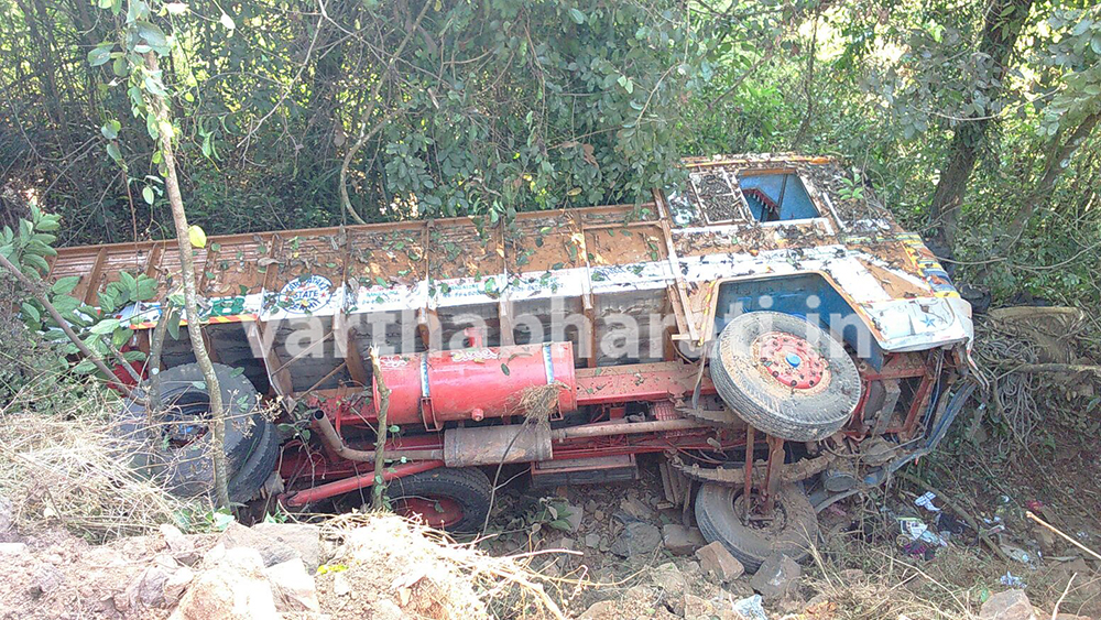 ಮಾಣಿ: ನಿಯಂತ್ರಣ ತಪ್ಪಿ ಕಂದಕಕ್ಕೆ ಉರುಳಿ ಬಿದ್ದ ಲಾರಿ