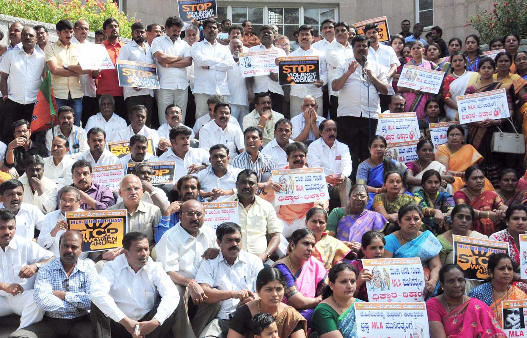 ಬಿಬಿಎಂಪಿ ಮಹಿಳಾ ಸದಸ್ಯರ ಮೇಲೆ ದೌರ್ಜನ್ಯ ಆರೋಪ; ಕಾಂಗ್ರೆಸ್ ಶಾಸಕರ ವಿರುದ್ಧ ಬಿಜೆಪಿ ಪ್ರತಿಭಟನೆ