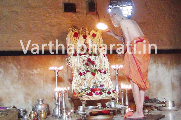 ಪೇಜಾವರ ಶ್ರೀ ವಿಶ್ವೇಶ ತೀರ್ಥ ಶ್ರೀಪಾದರು ಕಟೀಲುಕ್ಷೇತ್ರ ಬೇಟಿ