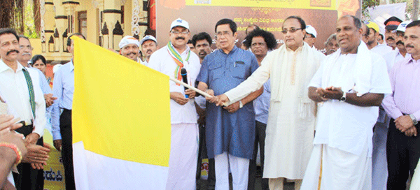 ಪರ್ಯಾಯ: ಕ್ರೈಸ್ತರಿಂದ ಹೊರೆಕಾಣಿಕೆ ಸಮರ್ಪಣೆ