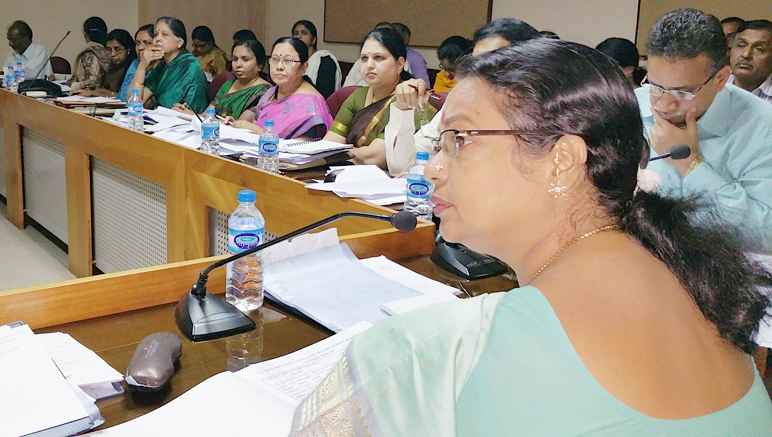 ಕಾಲಮಿತಿಯಲ್ಲಿ ಜನರಿಗೆ ಸವಲತ್ತು ಕಲ್ಪಿಸಿ; ಅಧಿಕಾರಿಗಳಿಗೆ ಸಚಿವೆ ಉಮಾಶ್ರೀ ತಾಕೀತು