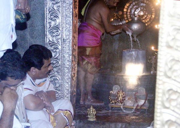 ಗವಿಗಂಗಾಧರೇಶ್ವರನಿಗೆ ಸೂರ್ಯರಶ್ಮಿ ಸ್ಪರ್ಶ