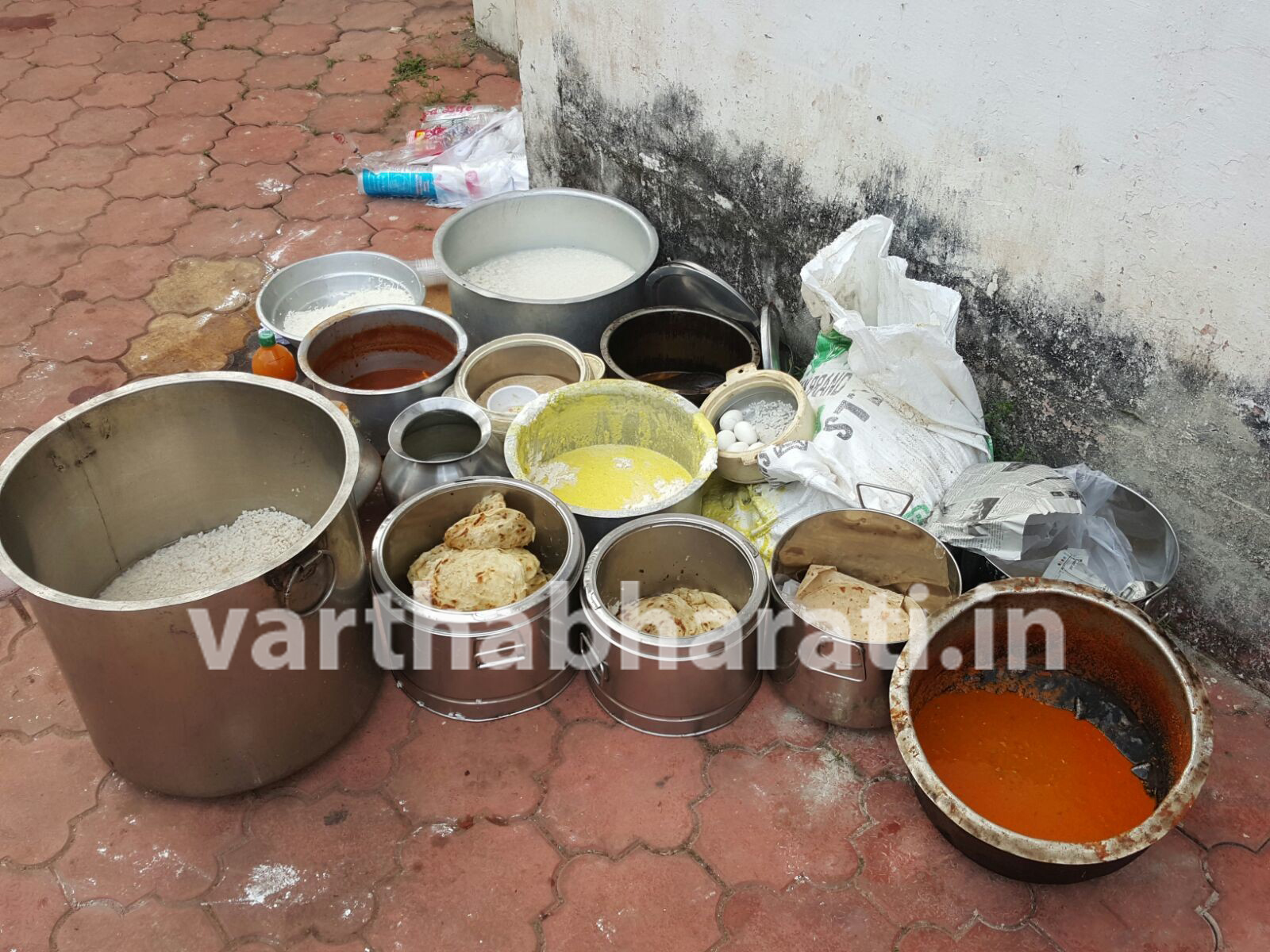 ಕಾಸರಗೋಡು : ನಗರಸಭಾ ಆರೋಗ್ಯ ಅಧಿಕಾರಿಗಳಿಂದ ಹೋಟೆಲ್ ಗಳಿಗೆ ದಾಳಿ