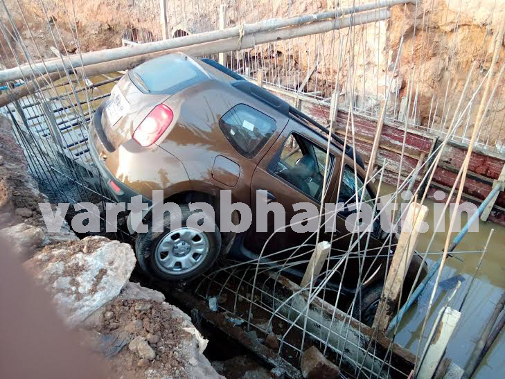 ಉಳ್ಳಾಲ: ಚಾಲಕನ ನಿಯಂತ್ರಣ ತಪ್ಪಿ ಮೋರಿ ಸೇರಿದ ಡಸ್ಟರ್ ಕಾರು!