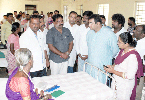 ಅಜ್ಜರಕಾಡು ಜಿಲ್ಲಾಸ್ಪತ್ರೆಗೆ ಸಚಿವ ಖಾದರ್ ದಿಢೀರ್ ಭೇಟಿ