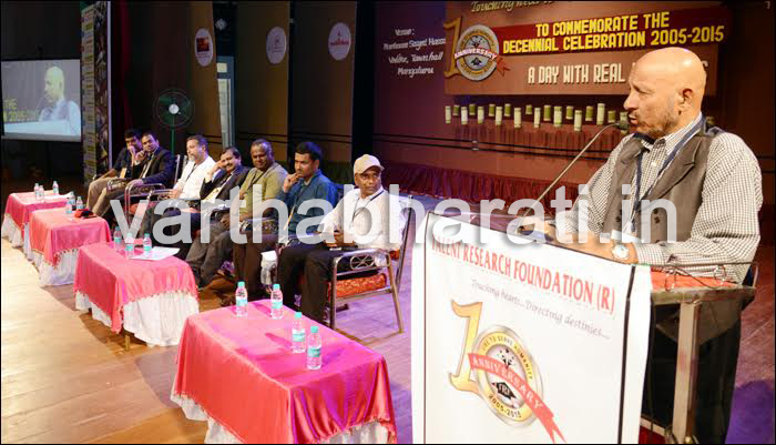 ಮೊಬೈಲ್‌ಗಳಿಂದ ಹೊರಬನ್ನಿ: ವಿದ್ಯಾರ್ಥಿಗಳಿಗೆ ಡಾ.ಮಂಜುನಾಥ್ ಕರೆ