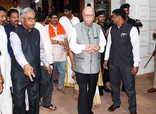 ಪೇಜಾವರ ಪರ್ಯಾಯ: ಅಡ್ವಾಣಿ ಉಡುಪಿಗೆ ಆಗಮನ