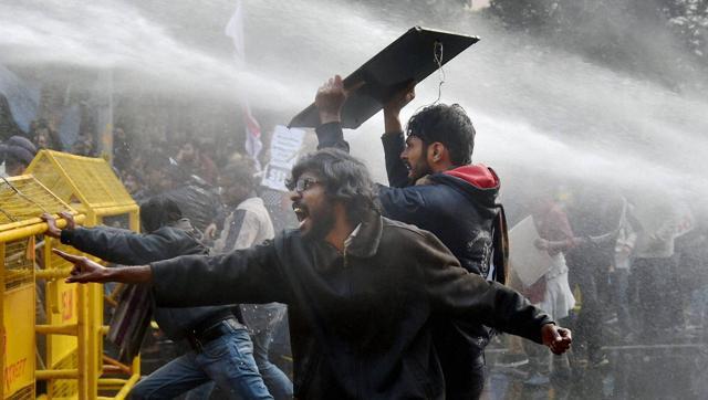 ವಿದ್ಯಾರ್ಥಿ ಆತ್ಮಹತ್ಯೆ : ಸಚಿವರ ಮನೆ ಮುಂದೆ ಧರಣಿ, ಪೊಲೀಸರೊಂದಿಗೆ ಜಟಾಪಟಿ