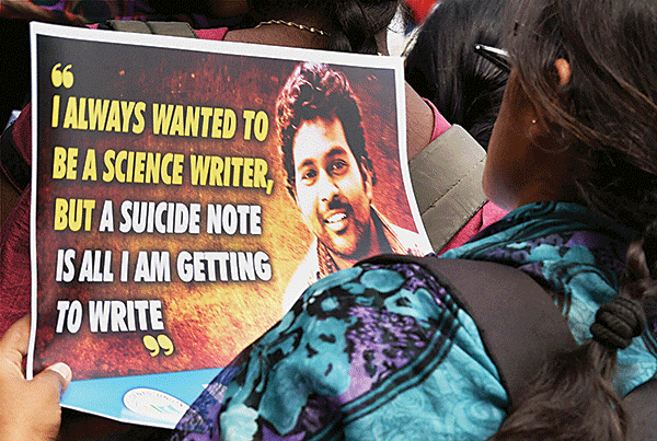 ರೋಹಿತ್ ವೇಮುಲಾ ಆತ್ಮಹತ್ಯೆ ಪ್ರಕರಣ: ಭುಗಿಲೆದ್ದ ಜನಾಕ್ರೋಶ