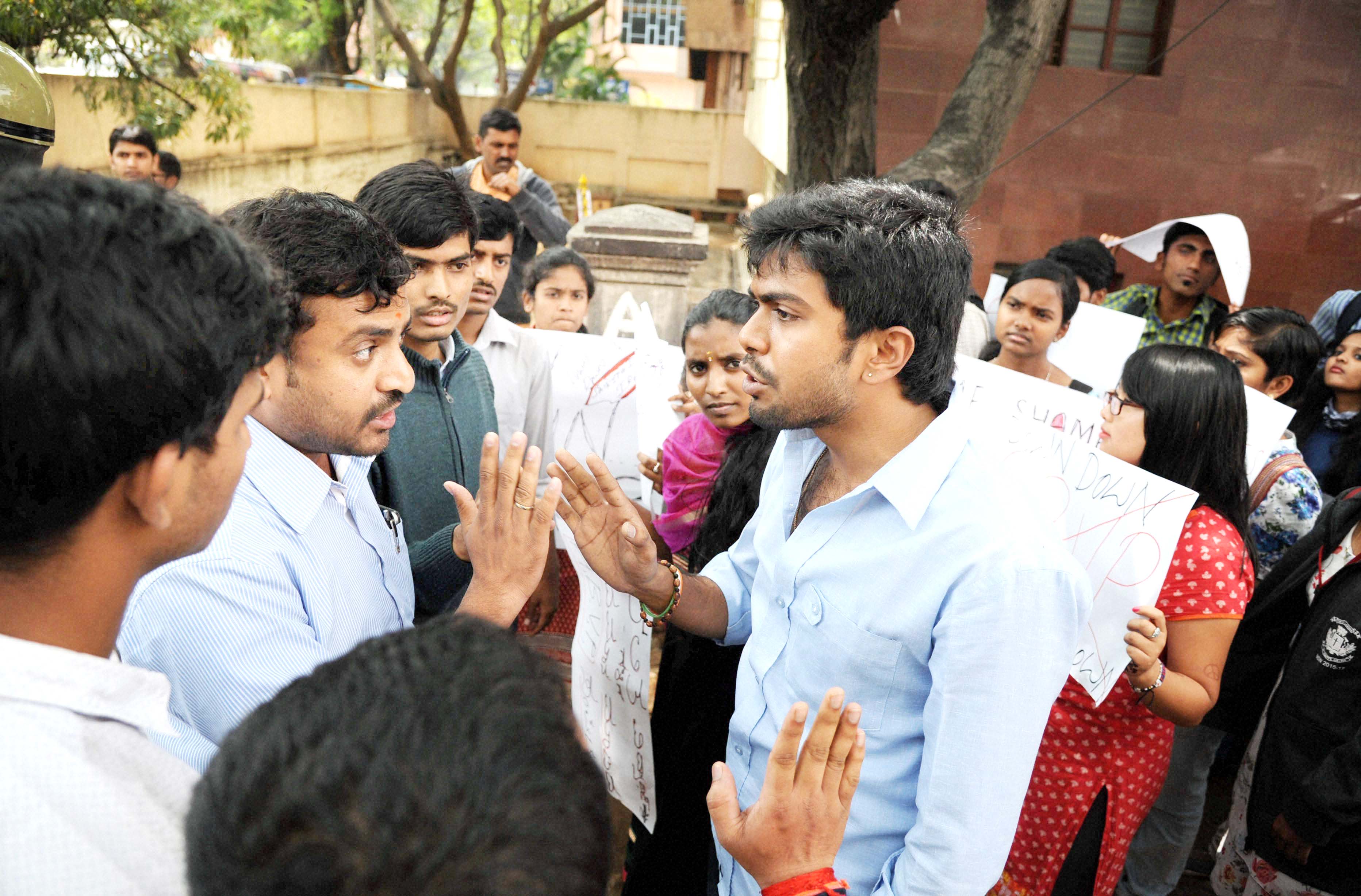 ರೋಹಿತ್ ಆತ್ಮಹತ್ಯೆ ಪ್ರಕರಣ; ದಲಿತ ವಿದ್ಯಾರ್ಥಿಗಳ ಮೇಲೆ ಎಬಿವಿಪಿ ಹಲ್ಲೆ: ಆರೋಪ