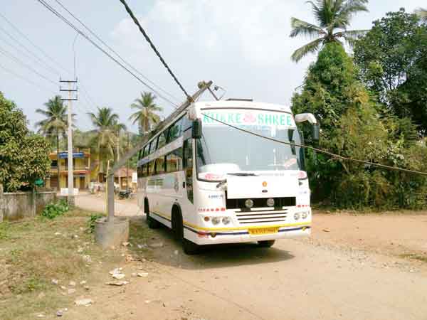 ಬಸ್ ಮೇಲೆ ಬಿದ್ದ ವಿದ್ಯುತ್ ಕಂಬ: ತಪ್ಪಿದ ಭಾರೀ ಅನಾಹುತ