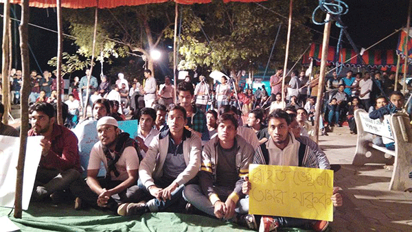 ತೀವ್ರಗೊಂಡ ವೇಮುಲಾ ಆತ್ಮಹತ್ಯೆ ಪ್ರತಿಭಟನೆ: ಹೋರಾಟದ ಸಾಗರಕ್ಕೆ ಸಾವಿರಾರು ನದಿಗಳು!