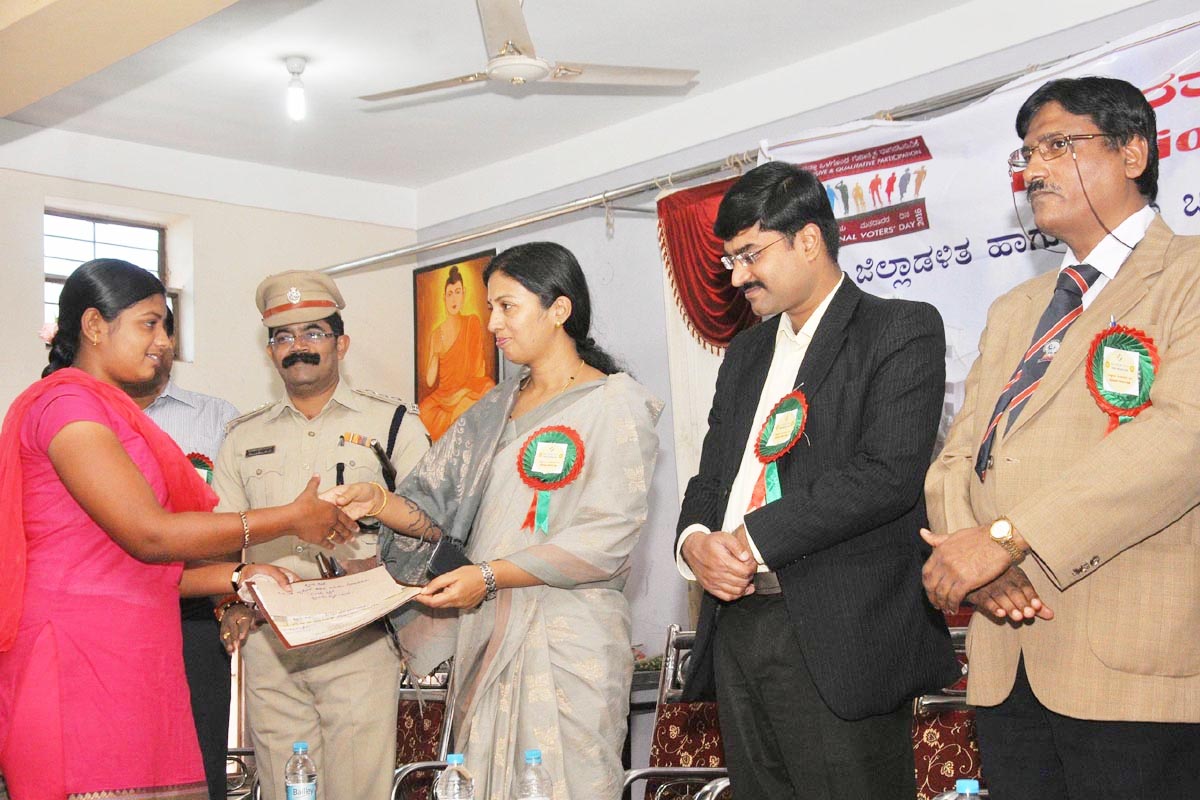 ಪೊಳ್ಳುಆಶ್ವಾಸನೆಗಳಿಗೆ ಬಲಿಯಾಗದಿರಿ ಮತದಾರರ ದಿನಾಚರಣೆಯಲ್ಲಿ ನ್ಯಾ. ಎ.ಎಸ್.ಬೆಳ್ಳುಂಕೆ ಕರೆ