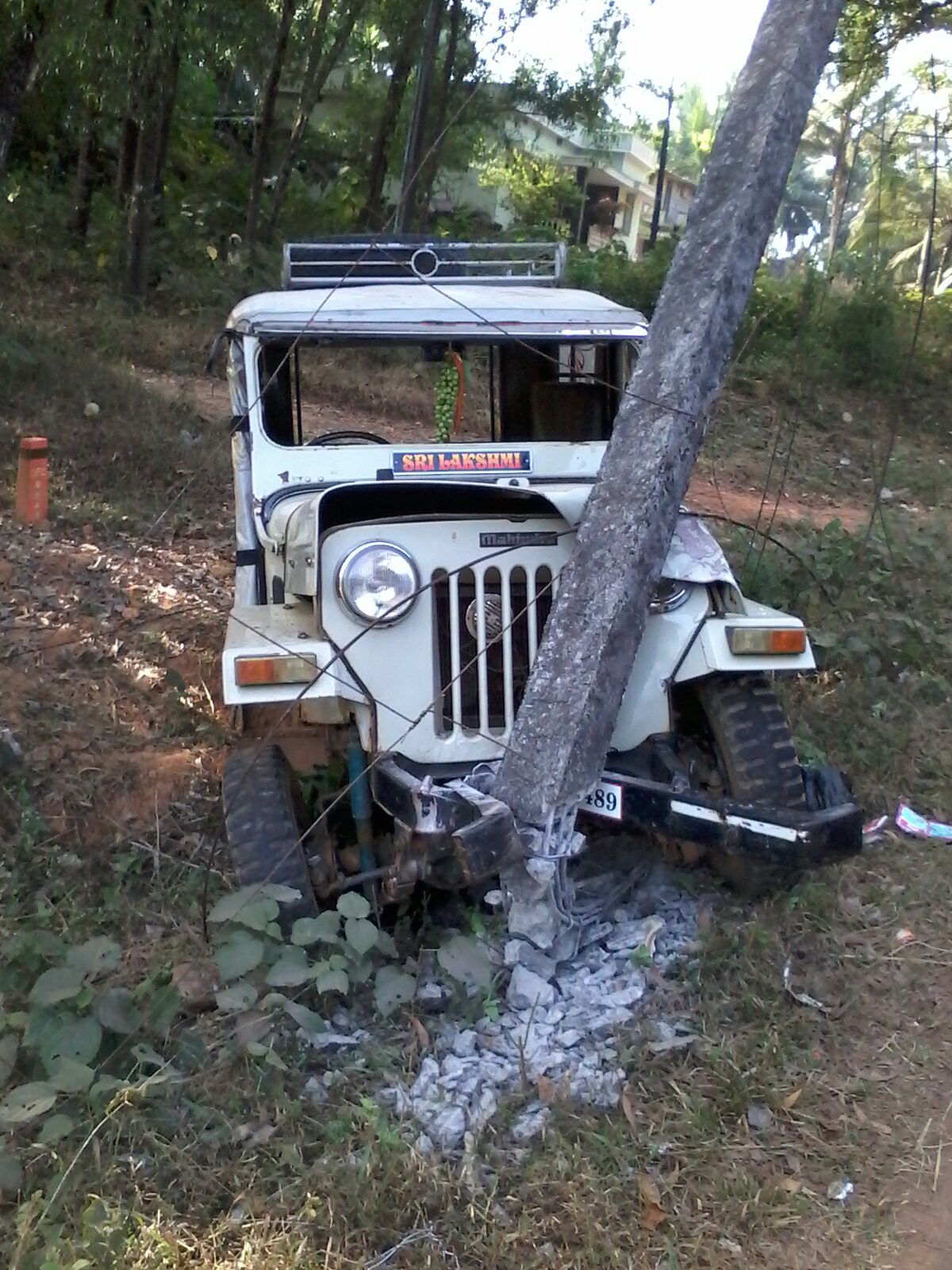 ಬೆಳ್ತಂಗಡಿ: ವಿದ್ಯುತ್ ಕಂಬಕ್ಕೆ ಜೀಪು  ಢಿಕ್ಕಿ