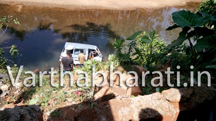 ಸುಳ್ಯ : ಹೊಳೆಗೆ ಬಿದ್ದ ಕಾರು