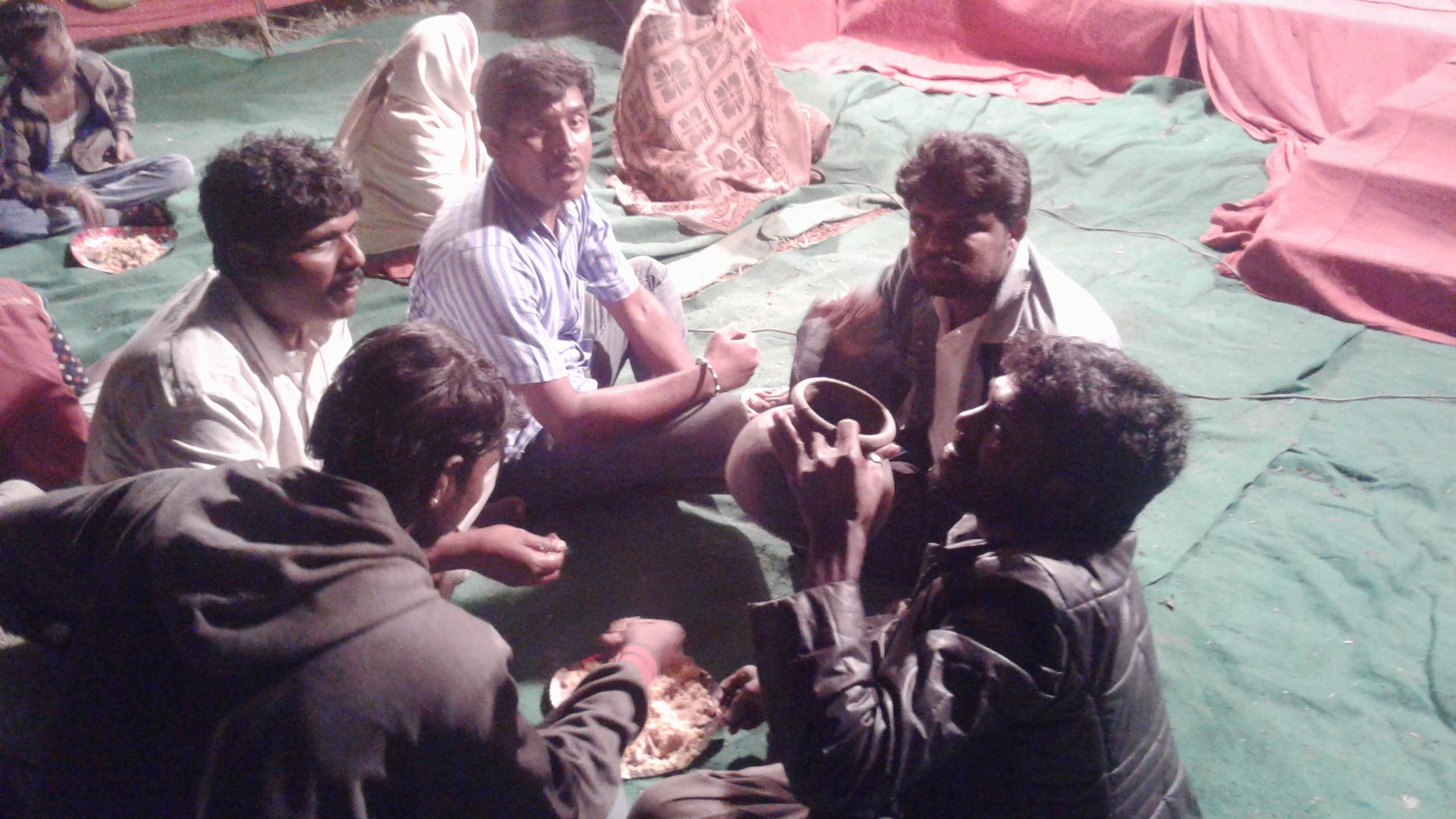 ಕೋಲಾರ: ಸ್ಮಶಾನದಲ್ಲೇ ಮಾಂಸಾಹಾರ ಸೇವನೆ