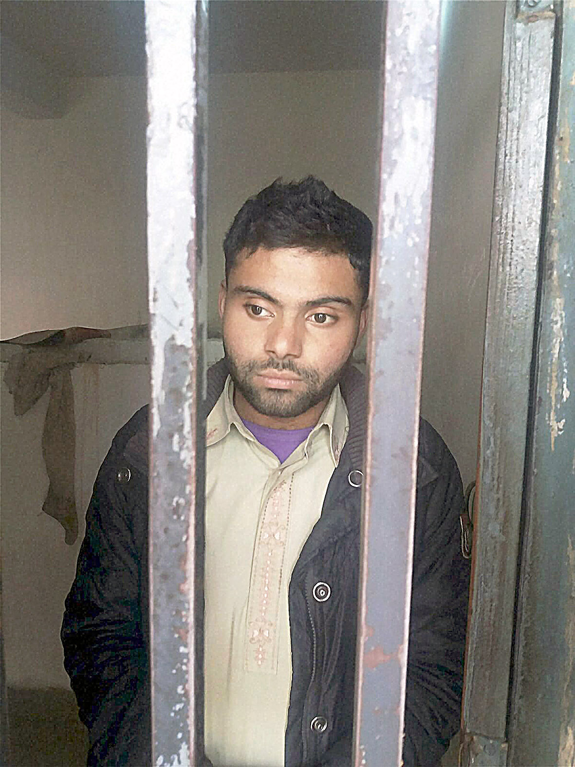 ಕೊಹ್ಲಿ ಅಭಿಮಾನಿ ಮೇಲೆ 10 ವರ್ಷ ಜೈಲಿನ ತೂಗುಗತ್ತಿ: ಮನೆಯ ಮೇಲೆ ಭಾರತದ ತ್ರಿವರ್ಣ ಧ್ವಜ ಹಾರಿಸಿದ ಆರೋಪ