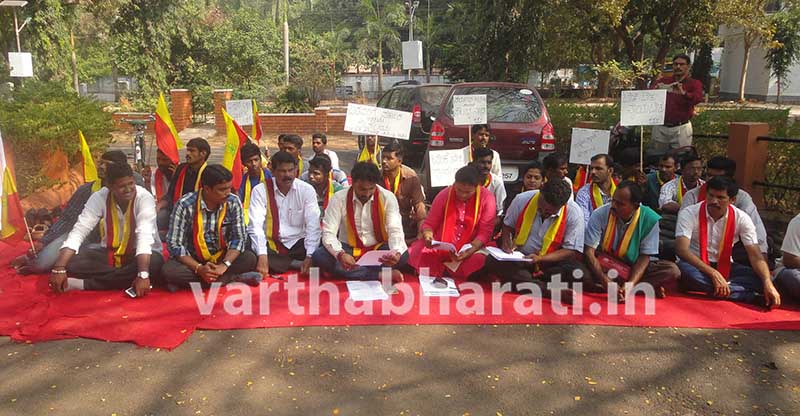 ಅಜ್ಜರಕಾಡು ಆಸ್ಪತ್ರೆಯ ಅವ್ಯವಸ್ಥೆ ವಿರೋಧಿಸಿ ಧರಣಿ