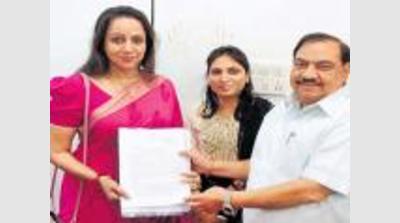 ಬಿಜೆಪಿ ಸಂಸದೆ ಹೇಮಮಾಲಿನಿಗೆ 40 ಕೋಟಿ. ರೂ. ಮೌಲ್ಯದ ನಿವೇಶನ 70 ಸಾವಿರಕ್ಕೆ !