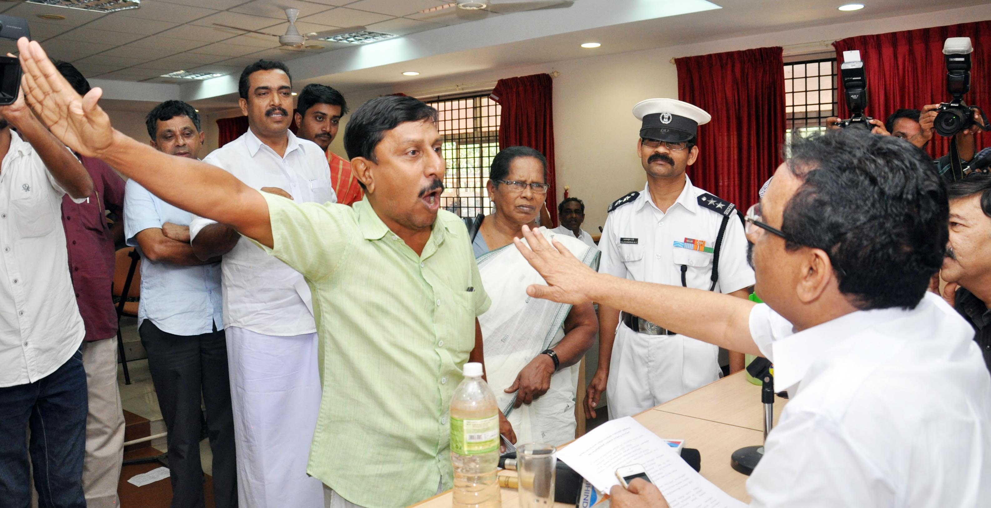 ಕಾಸರಗೋಡು :  ಜಿಲ್ಲಾದಿಕಾರಿ ಕಚೇರಿಯಲ್ಲಿ ಮಾತಿನ  ಚಕಮಕಿ, ಹೊಯಿಕೈ