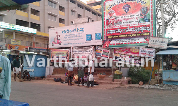 ಹಳಯಂಗಡಿ: ಬಸ್ ನಿಲ್ದಾಣದಲ್ಲಿ ಮೀನು ಮಾರಾಟ; ಸ್ಥಳೀಯರ ಅಸಮಾದಾನ