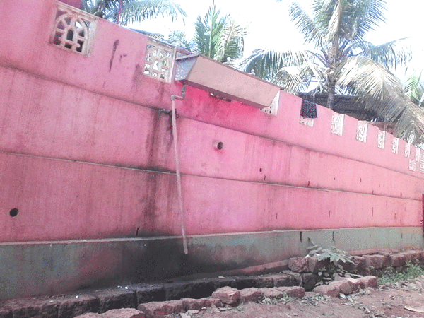 ‘ಆದರ್ಶ’ವಾಗಬೇಕಾದ ಶಾಲೆಯಿಂದಲೇ ಸಾರ್ವಜನಿಕರಿಗೆ ತೊಂದರೆ