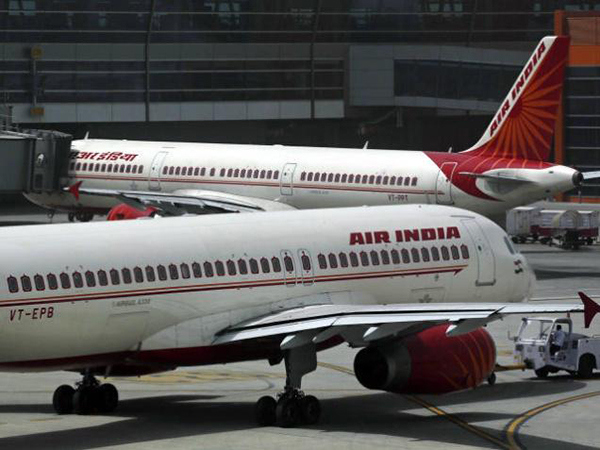 ಅಂಗವಿಕಲ ಪ್ರಯಾಣಿಕೆಗೆ ಗಾಲಿ ಕುರ್ಚಿ ನೀಡದ ಏರ್‌ಇಂಡಿಯಾ - ತೆವಳಿಕೊಂಡೇ ಮೆಟ್ಟಲನ್ನಿಳಿದ ದಿಲ್ಲಿ ವಿವಿಯ ಪ್ರೊಫೆಸರ್