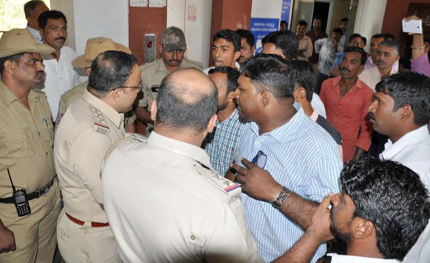 ‘ಸಮೃದ್ಧ ಸೊಸೈಟಿ’ ವಿರುದ್ಧ ಧರಣಿ: ಡಿವೈಎಫ್‌ಐ ಕಾರ್ಯಕರ್ತರ ಬಂಧನ