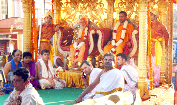 ಪೇಜಾವರ ಸ್ವಾಮೀಜಿಯಿಂದ ಅದ್ದೂರಿ ಪುರಪ್ರವೇಶ: ಪರ್ಯಾಯ ಮಹೋತ್ಸವಕ್ಕೆ ಚಾಲನೆ