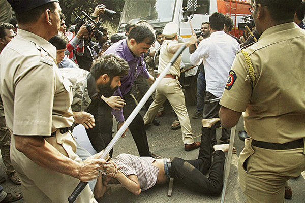 ಎಫ್‌ಟಿಐಐ ಅಧ್ಯಕ್ಷರಾಗಿ ಚೌಹಾಣ್ ಪದಗ್ರಹಣ: ವಿದ್ಯಾರ್ಥಿಗಳ ಪ್ರತಿಭಟನೆ; ಲಾಠಿಚಾರ್ಜ್