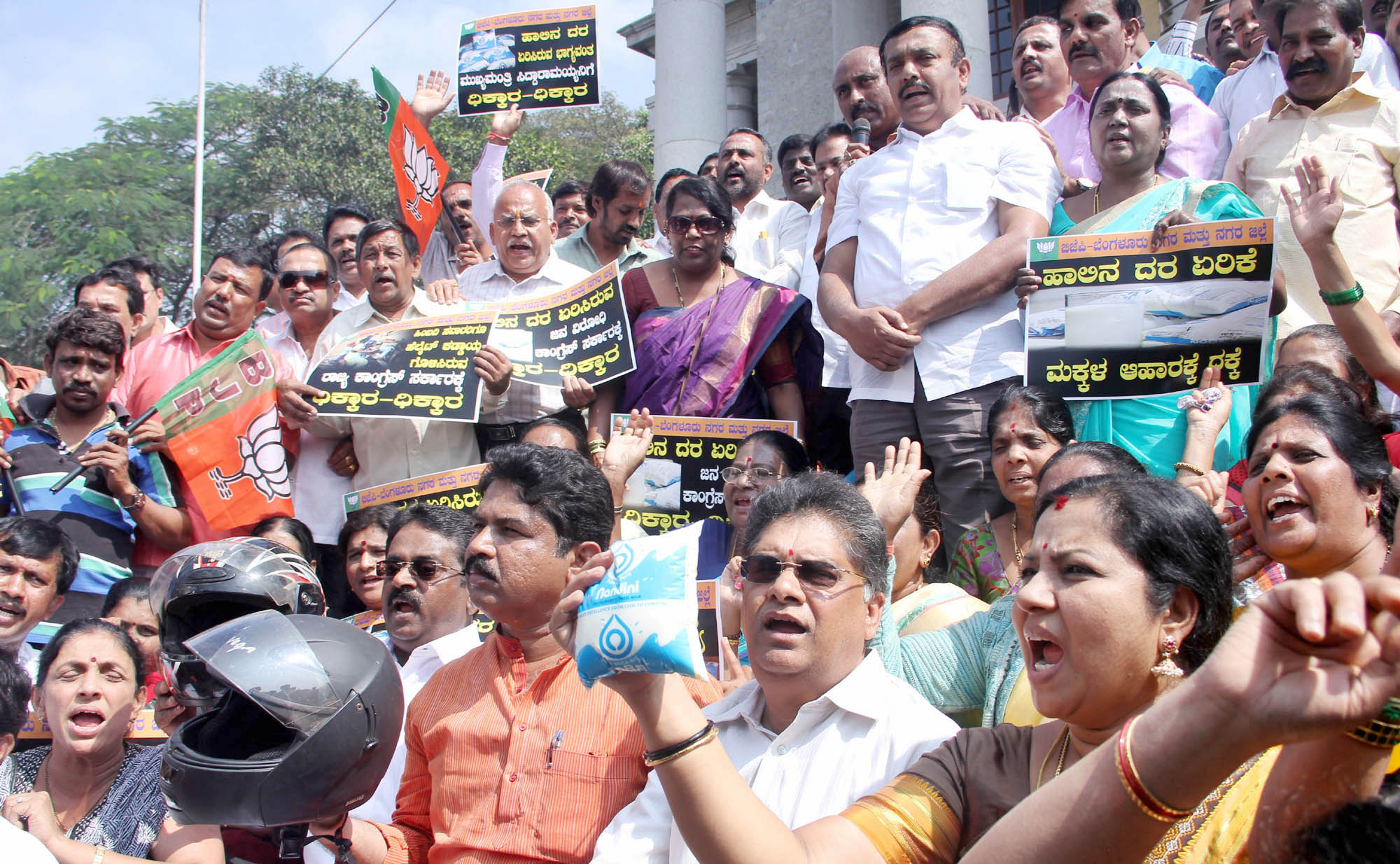 ‘ಹಾಲಿನ ದರ ಏರಿಕೆ, ಹೆಲ್ಮೆಟ್ ಕಡ್ಡಾಯ ಆದೇಶ ಹಿಂಪಡೆಯಲಿ’