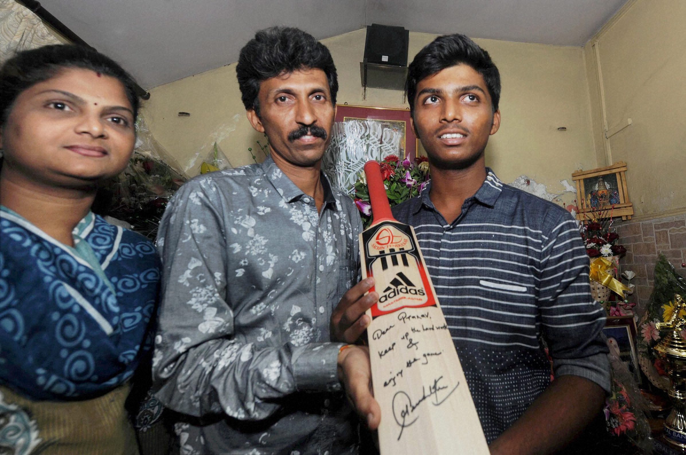 ಪ್ರಣವ್ ಧನವಾಡೆಗೆ ತೆಂಡುಲ್ಕರ್ ಬ್ಯಾಟ್ ಗಿಫ್ಟ್