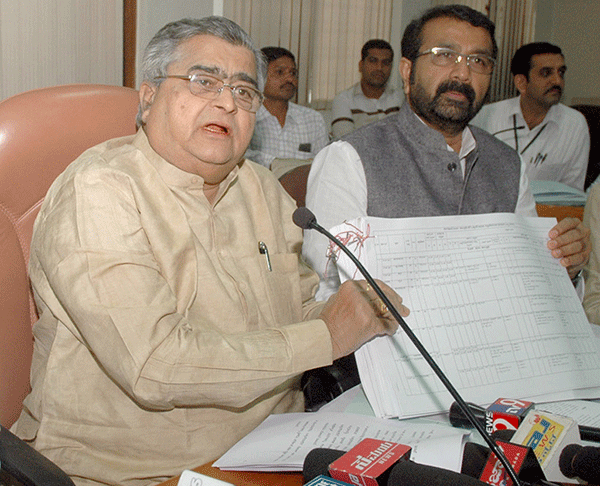 ಸರಕಾರಿ ಅಧಿಕಾರಿಗಳು-ಖಾಸಗಿ ಸಂಸ್ಥೆಗಳಿಂದ 10 ಸಾವಿರ ಎಕರೆ ಭೂಮಿ ಒತ್ತುವರಿ: ಕೋಳಿವಾಡ