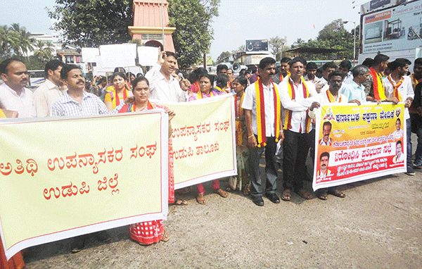 ಬೇಡಿಕೆ ಈಡೇರಿಸದಿದ್ದರೆ ಚುನಾವಣೆಗೆ ಬಹಿಷ್ಕಾರ: ರಾಜ್ಯ ಸರಕಾರಕ್ಕೆ ಅತಿಥಿ ಉಪನ್ಯಾಸಕರ ಎಚ್ಚರಿಕೆ ಬೇಡಿಕೆ ಈಡೇರಿಸದಿದ್ದರೆ ಚುನಾವಣೆಗೆ ಬಹಿಷ್ಕಾರ: ರಾಜ್ಯ ಸರಕಾರಕ್ಕೆ ಅತಿಥಿ ಉಪನ್ಯಾಸಕರ ಎಚ್ಚರಿಕೆ