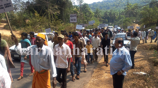 ಮುಂಡಾಜೆಯಲ್ಲಿ ರಸ್ತೆ ದುರಸ್ತಿಗೆ ಆಗ್ರಹಿಸಿ ಧರಣಿ