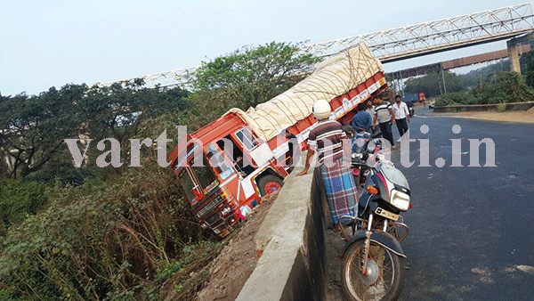 ಕೂಳೂರು: ಕಂದಕಕ್ಕೆ ಉರುಳುವುದರಿಂದ ಪಾರಾದ ಲಾರಿ