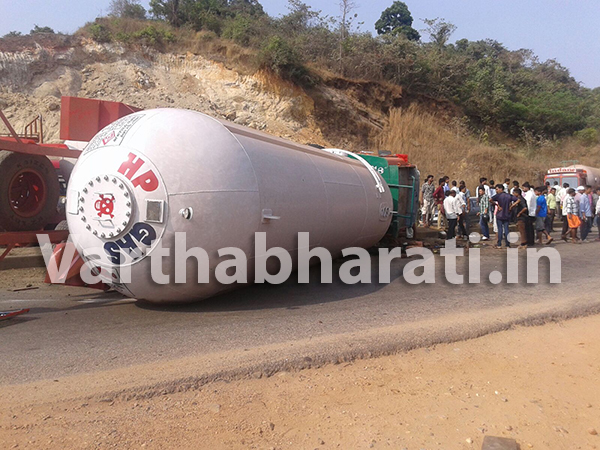 ತುಂಬೆ: ಗ್ಯಾಸ್‌ಟ್ಯಾಂಕರ್ ಪಲ್ಟಿ  - ಚಾಲಕ ಮ್ರತ್ಯು