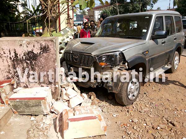 ಮಂಗಳೂರು ; ಚಾಲಕನ ನಿಯಂತ್ರಣ ತಪ್ಪಿದ ಸ್ಕಾರ್ಪಿಯೋ ಕಾರು; ಆಟೋ ರಿಕ್ಷಾಗಳಿಗೆ ಡಿಕ್ಕಿ - ಮೂವರಿಗೆ ಗಾಯ