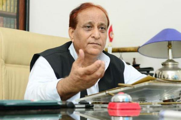 ಸಚಿವ ಆಝಂಖಾನ್‌ರಿಗೆ ಗುಲಾಬಿ ಹೂ ಕೊಟ್ಟು ಹ್ಯಾಪಿ ವ್ಯಾಲೆಂಟೈನ್ ಡೇ ಎಂದ ಮಹಿಳೆ!